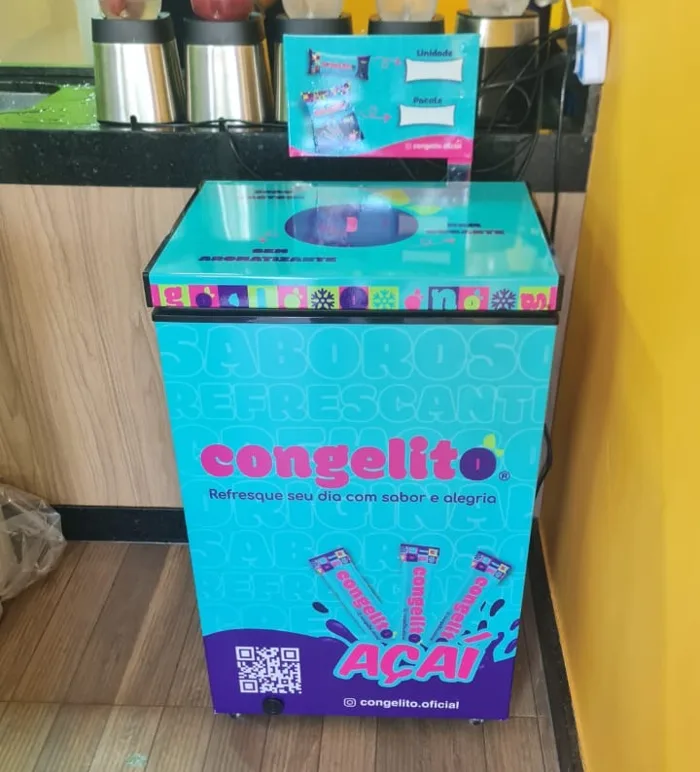Freezer azul do Congelito numa loja